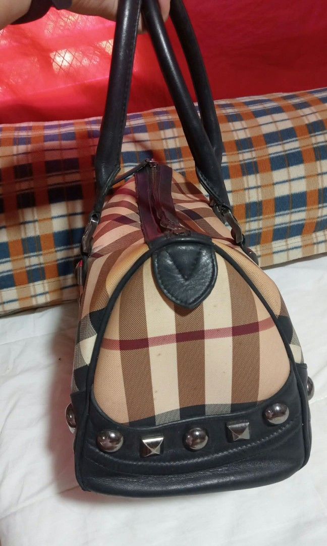Burberry Black/Beige Nova Check Bowling Bag (Category: Tote Bags) located in Bolinao. Submitted by shayne_0215 (Listing ID 1466481449, Image 2). Description: - Helping a friend - Normal signs of use, no major flaw - Needs cleaning, especially the inside since it has stain - Ykk Zip with washtags - Last Price Posted with Free Shipping Nationwide - Deal Now, Pay Now via GCASH - Shipping Nationwide via JNT Express.
