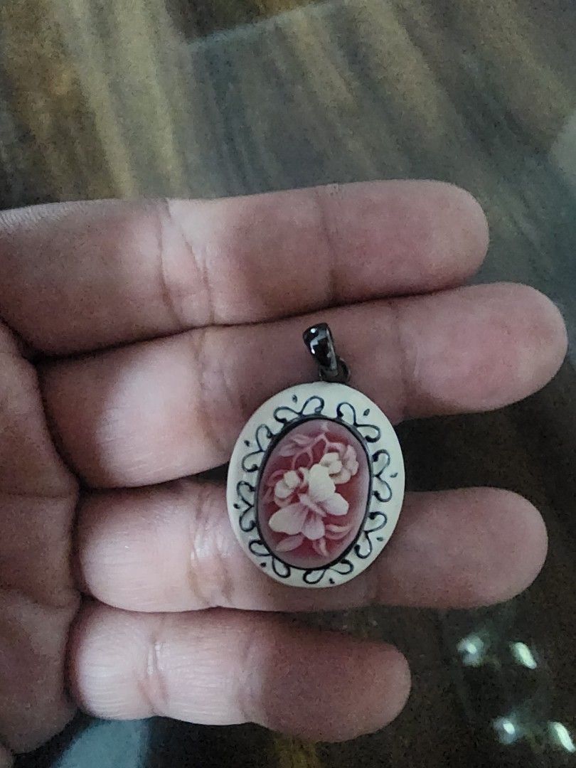 cameo pendant (Category: Charms) located in Manila. Submitted by chrinathalie (Listing ID 1466366293, Image 2). Description: cameo inspired design material is enamel item is not pawnable.