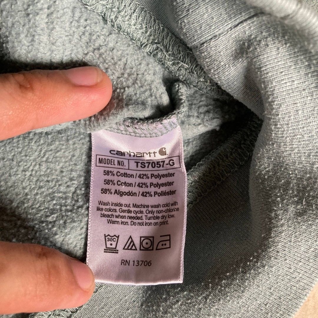 Carhartt hoodie script (Category: Activewear) located in Bulacan. Submitted by ajinn_ (Listing ID 1466382788, Image 3). Description: size M pwede for women.