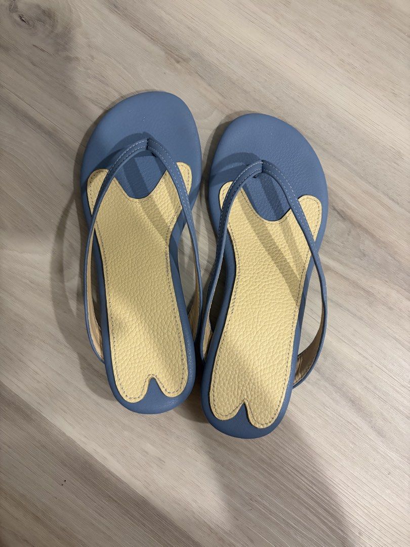 Catsua Bone in Blue Butter Sandals (Category: Flats & Sandals) located in Quezon City. Submitted by shop_imdari (Listing ID 1466510450, Image 1). Description: Catsua bone in blue butter sandals slippers Size 7 Brand new condition used only 2x -3x Orig price: 3,990 RFS: Decluttering This is phasing out soon and most sizes are out of stock online!.