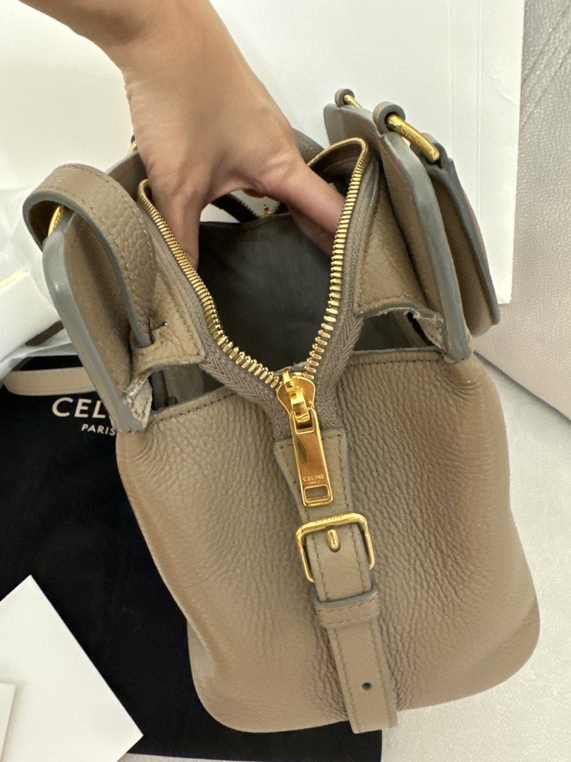 Celine 大象灰色 荔枝皮 兩用包 手袋 （分類：手袋及銀包）位於 Hong Kong。 由 lytkat 提交（商品編號 1466467591，圖片 3）。簡介： 有手挽同埋長肩帶可以上膊或斜孭。附送原裝塵袋、紙袋, full set 全個袋新舊情況請見圖，有意可PM傾。。