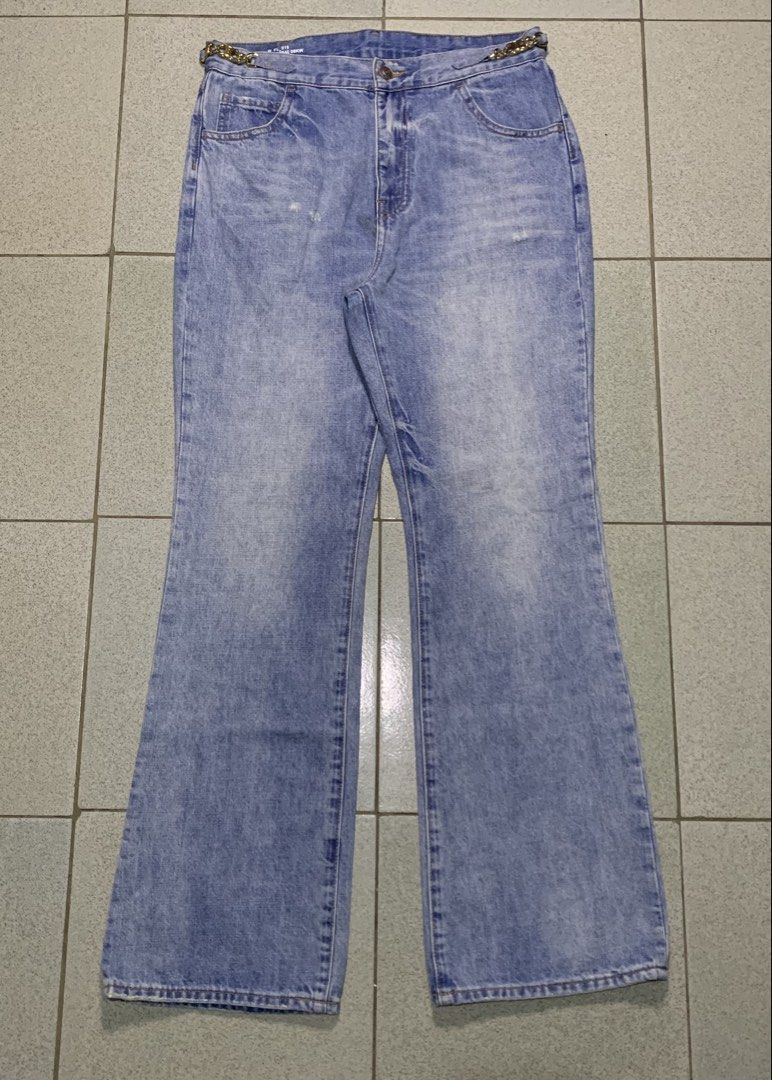 CELINE Blue Flared Jeans With Gold Details (Category: Jeans) located in Davao. Submitted by mysticeagle-2763 (Listing ID 1466466043, Image 1). Description: Dimes W-32📌 L-41📌 T-11📌 H-9.5📌.