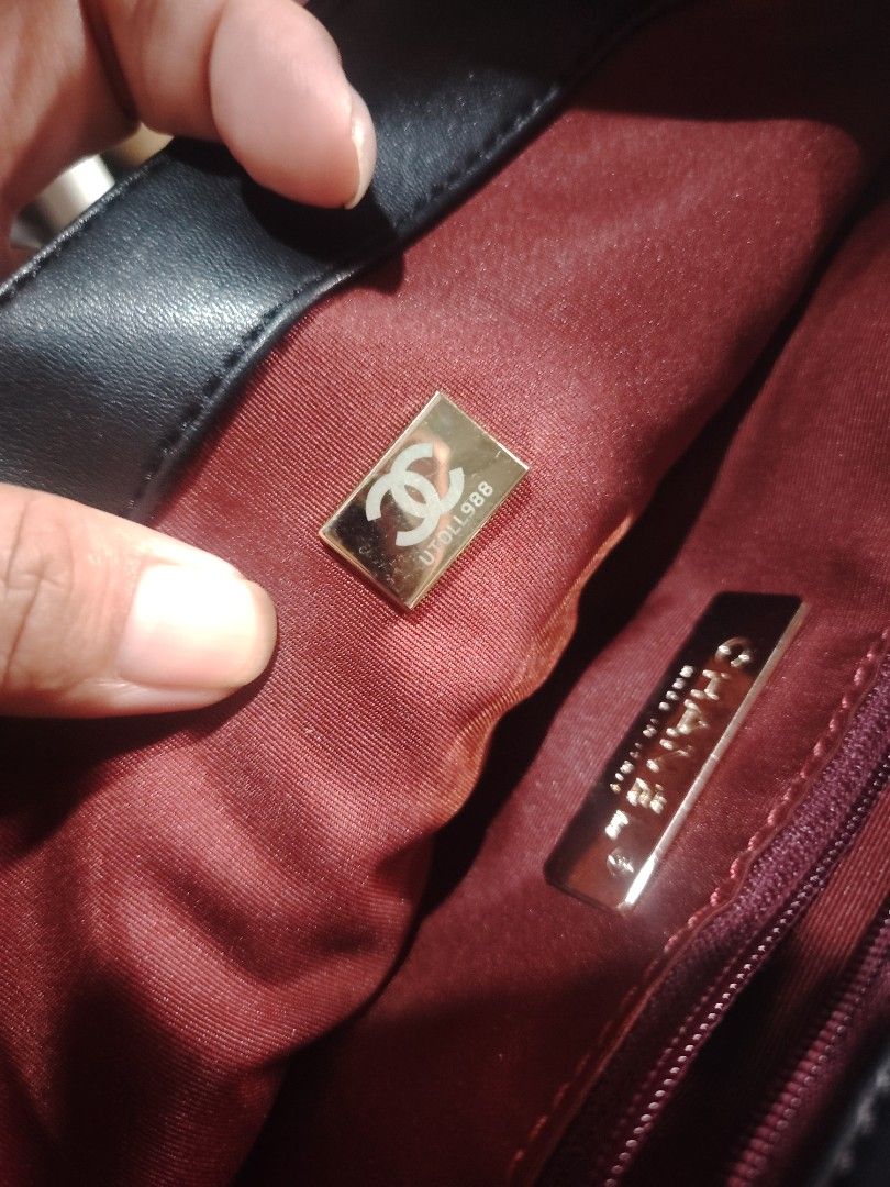 Chanel (Category: Sling Bags) located in Bulacan. Submitted by jhefkheelo02163 (Listing ID 1466360705, Image 3). Description: Chanel med.. Size 😍😍😍 No flaws Supernice in actual Posted detailed pic.