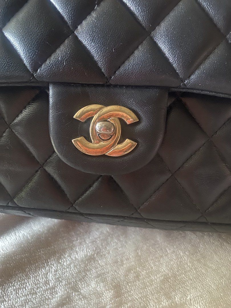 Chanel flap (Category: Luxury Bags & Wallets) located in Murcia. Submitted by cool.jacquelinebatilaran (Listing ID 1466439565, Image 2). Description: May flaws rubs ykk zipper .