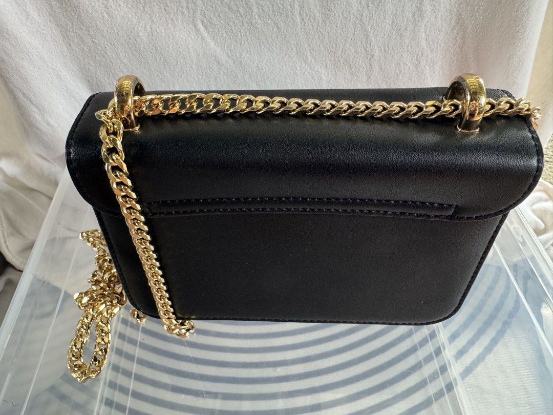 Charles & Keith Black Quilted Shoulder Bag (Category: Cross-body Bags) located in Pagsanjan. Submitted by lavishbyji22912 (Listing ID 1466362854, Image 2). Description: Authentic Charles & Keith bag Super like new papasa brand new No dustbag pero i provided a new one Rfs: d ko na ginagamit Classic black color Quilted diamond pattern Stylish gold-tone hardware Gold chain shoulder strap Front flap with secure clasp closure Compact yet spacious enou