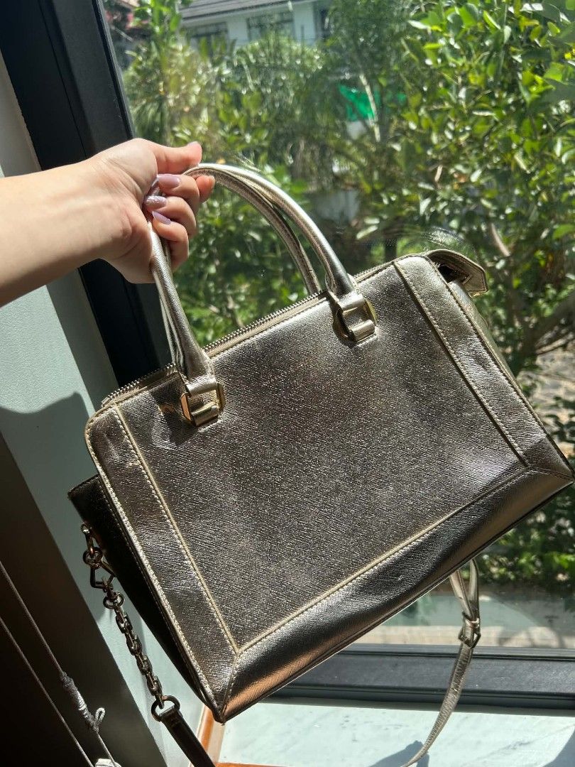 Charles & Keith Handbag Metallic Gold (Category: Luxury Bags & Wallets) located in Bulacan. Submitted by dreivllnv (Listing ID 1466387815, Image 1). Description: Charles & Keith Handbag Metallic Gold see pics for flaws ₱450 📍Alabang 🚚 JnT/Lalamove 💰 Gcash/Bank Transfer/GoTyme.