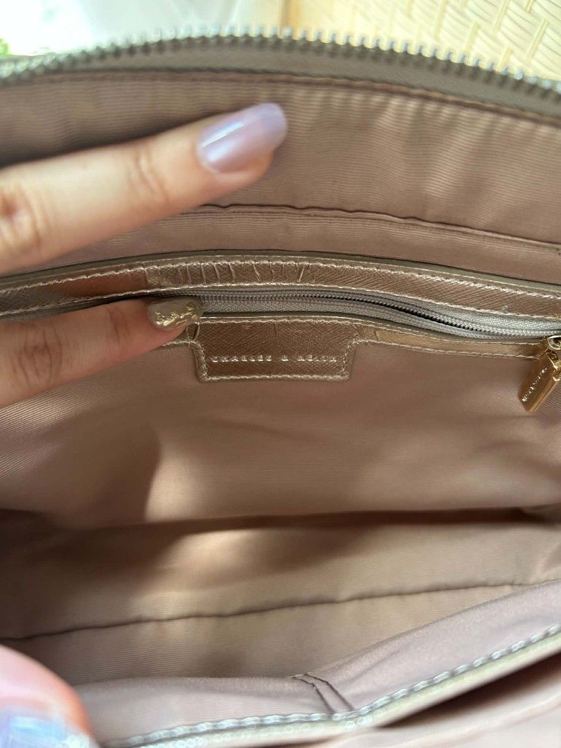 Charles & Keith Handbag Metallic Gold (Category: Luxury Bags & Wallets) located in Bulacan. Submitted by dreivllnv (Listing ID 1466387815, Image 3). Description: Charles & Keith Handbag Metallic Gold see pics for flaws ₱450 📍Alabang 🚚 JnT/Lalamove 💰 Gcash/Bank Transfer/GoTyme.