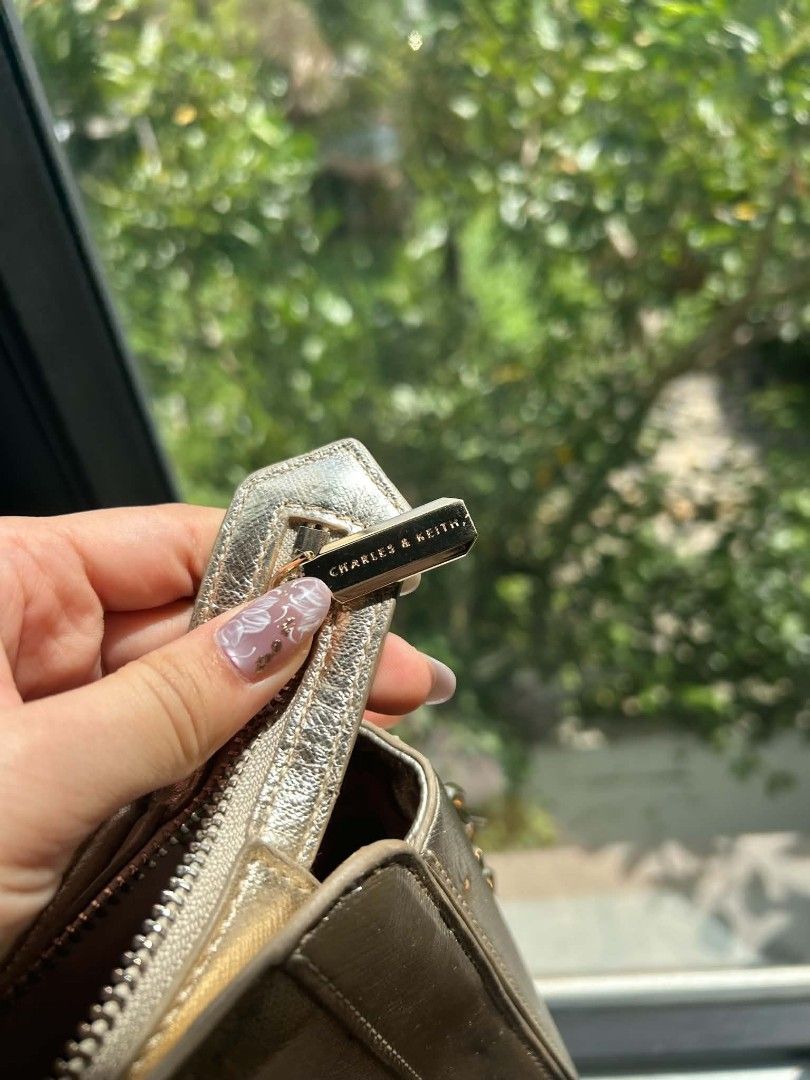 Charles & Keith Handbag Metallic Gold (Category: Luxury Bags & Wallets) located in Bulacan. Submitted by dreivllnv (Listing ID 1466387815, Image 2). Description: Charles & Keith Handbag Metallic Gold see pics for flaws ₱450 📍Alabang 🚚 JnT/Lalamove 💰 Gcash/Bank Transfer/GoTyme.