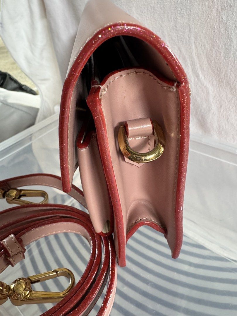 CHARLES AND KEITH BAG (Category: Cross-body Bags) located in Pagsanjan. Submitted by lavishbyji22912 (Listing ID 1466361887, Image 2). Description: Authentic Charles & Keith bag Super like new papasa brand new No dustbag pero i provided a new one Rfs: d ko na ginagamit Soft blush pink color Envelope flap style Gold-tone hardware and logo Adjustable/removable crossbody strap Compact yet stylish Pls pm if interested .