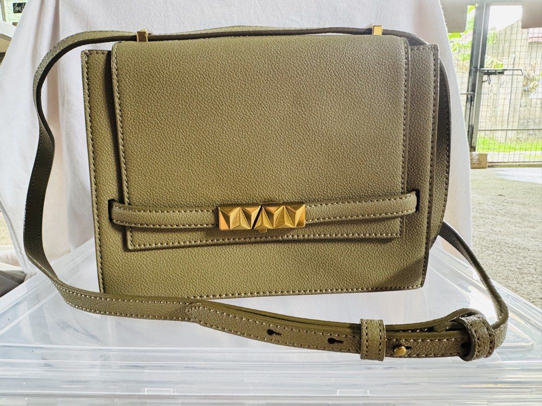 CHARLES AND KEITH GREEN SLING BAG (Category: Cross-body Bags) located in Pagsanjan. Submitted by lavishbyji22912 (Listing ID 1466363770, Image 1). Description: Authentic Charles & Keith bag brand new with tag No dustbag pero i provided a new one Rfs: d ko na ginagamit Super nice nito in person .