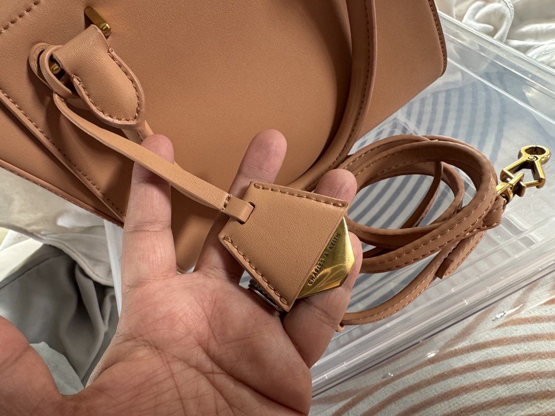 CHARLES AND KEITH PINK ROSE 2 way bag (Category: Cross-body Bags) located in Pagsanjan. Submitted by lavishbyji22912 (Listing ID 1466363452, Image 3). Description: Authentic Charles & Keith bag Super like new papasa brand new No dustbag pero i provided a new one Rfs: d ko na ginagamit.