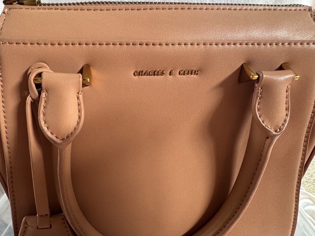 CHARLES AND KEITH PINK ROSE 2 way bag (Category: Cross-body Bags) located in Pagsanjan. Submitted by lavishbyji22912 (Listing ID 1466363452, Image 2). Description: Authentic Charles & Keith bag Super like new papasa brand new No dustbag pero i provided a new one Rfs: d ko na ginagamit.