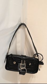 (Category: ) located in . Submitted by onesvintageluxury (Listing ID 1466387809, Image 1). Description: .