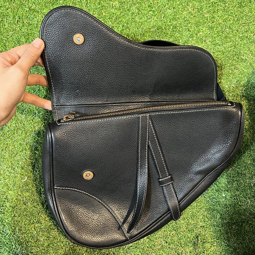 Christian Dior Men’s Saddle Bag (Category: Luxury Bags & Wallets) located in Pagbilao. Submitted by ivyruth_faxionista (Listing ID 1466523064, Image 3). Description: Coded dior underzip Pipe issue, tarnish zipper hardware and nagloloko zipper minsan nasara minsan hindi.