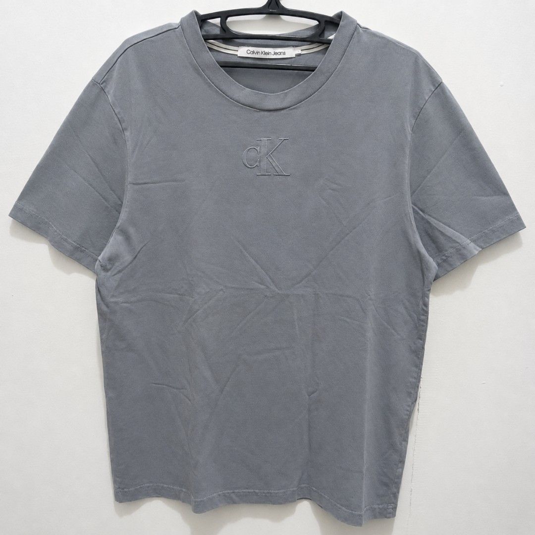 CK Embossed Logo Shirt (Category: Shirts) located in Caloocan City. Submitted by jaychingsss (Listing ID 1464540546, Image 1). Description: CK Embossed Logo Shirt - 120 21x28 Complete Tags No issue Color Rate: 9/10 (sa ilaw lang ung parang stain pero no issue color ng shirt) NEED WASH.