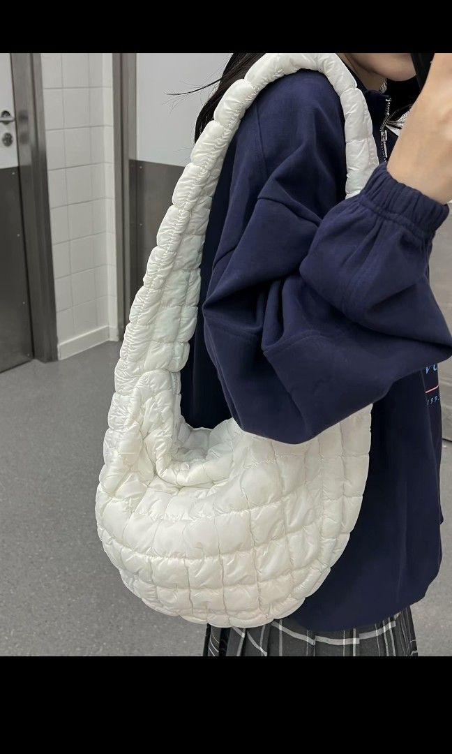 Cloud Bag （分類：Tote Bags）位於 Hong Kong。 由 zm775028 提交（商品編號 1466449889，圖片 3）。簡介： Different colors available and slight price different for different colors。