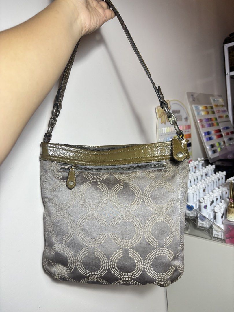 Coach Ashley Dotted Op Art Hobo Bag (Category: Luxury Bags & Wallets) located in Las Pinas. Submitted by blushbloom_cat (Listing ID 1466492857, Image 2). Description: OG Coach Ashley Dotted Op Art Hobo Bag Vintage bag pwede sa madiskarte to lagyan nyo na lang ng twilly scarf sa handle or ipa repainted nyo na lang kasiokay nman ang handle🌸💖.