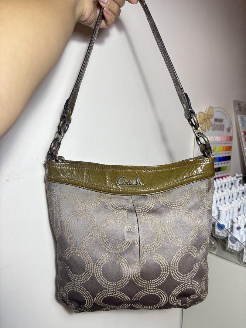 Coach Ashley Dotted Op Art Hobo Bag (Category: Luxury Bags & Wallets) located in Las Pinas. Submitted by blushbloom_cat (Listing ID 1466492857, Image 1). Description: OG Coach Ashley Dotted Op Art Hobo Bag Vintage bag pwede sa madiskarte to lagyan nyo na lang ng twilly scarf sa handle or ipa repainted nyo na lang kasiokay nman ang handle🌸💖.