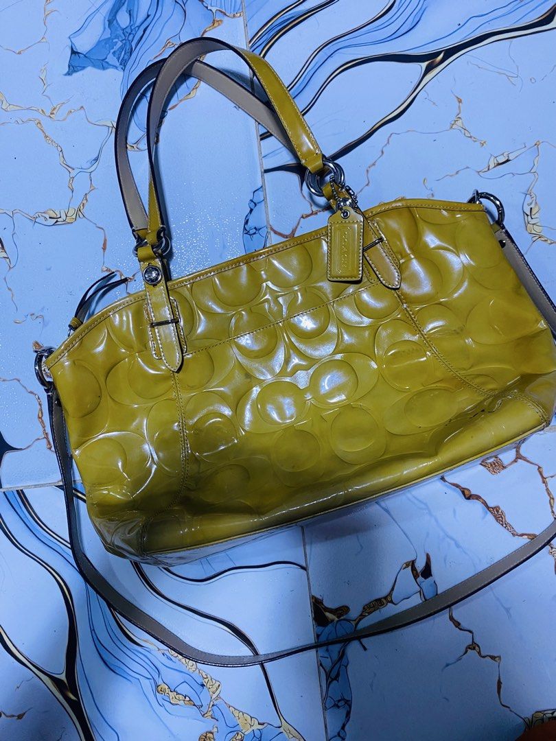 Coach Bag (Category: Luxury Bags & Wallets) located in Caloocan City. Submitted by luxurymurayta888 (Listing ID 1466385208, Image 1). Description: free ship.