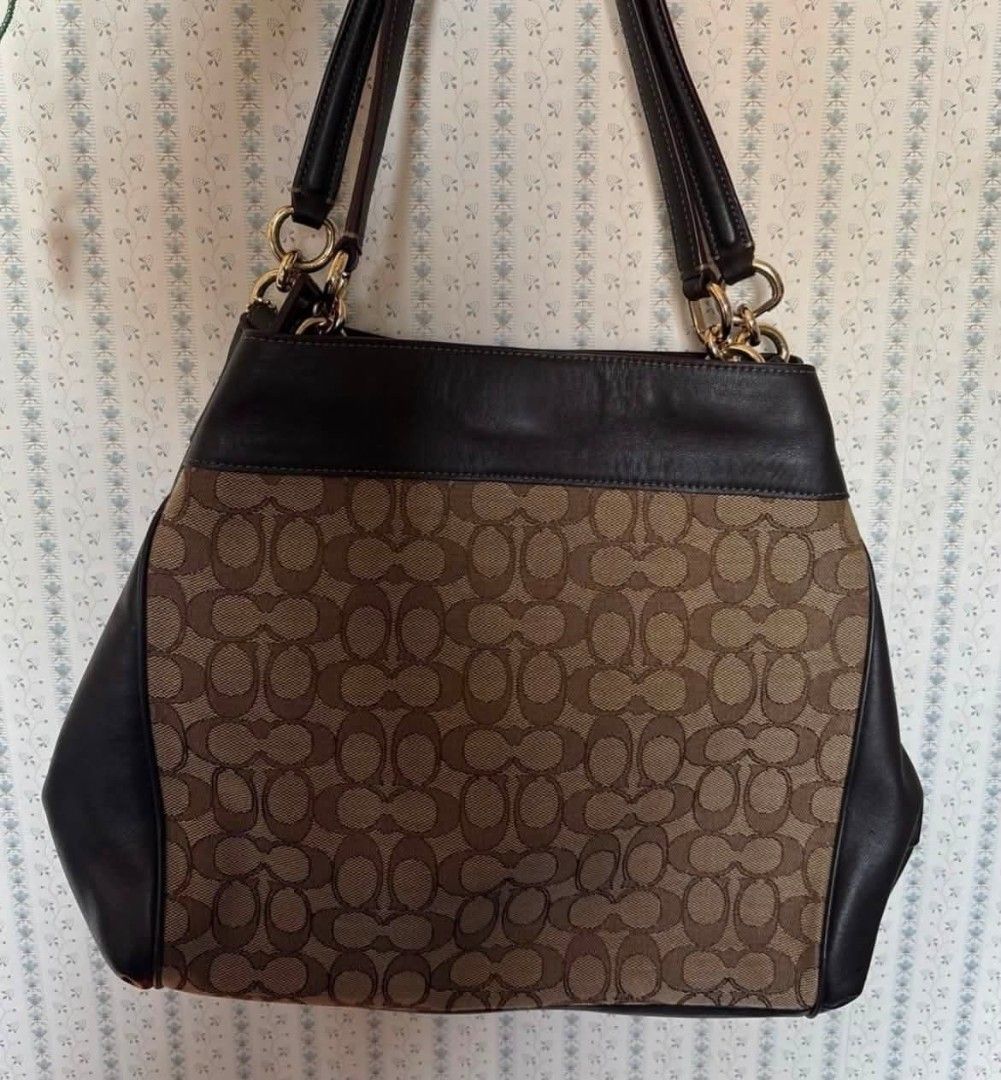COACH BAG (Category: Shoulder Bags) located in Manila. Submitted by mscarmi08 (Listing ID 1466465252, Image 3). Description: 💯 AUTHENTIC NO ISSUE!.