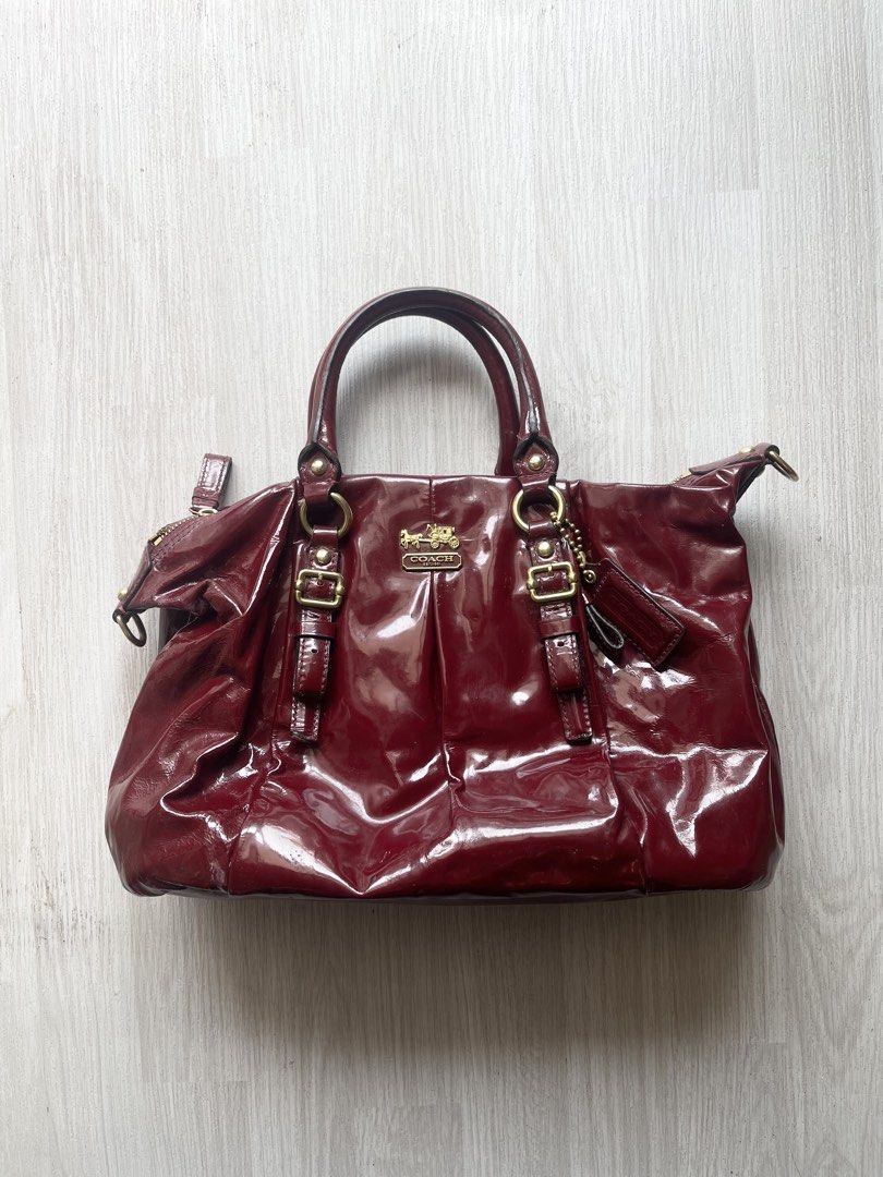 COACH BAG (Category: Luxury Bags & Wallets) located in Dipolog. Submitted by chicsclosett (Listing ID 1466499183, Image 1). Description: -all good inside the bag -minimal issues, check pictures.