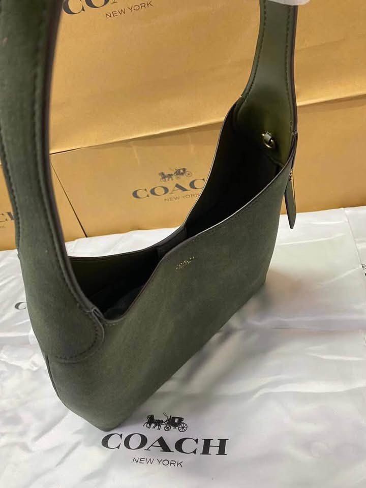Coach Brooklyn 🩷 (Category: Luxury Bags & Wallets) located in Las Pinas. Submitted by yhn_boutique (Listing ID 1466420963, Image 3). Description: Actual pic posted Lalamove ready Complete inclusion Dm .