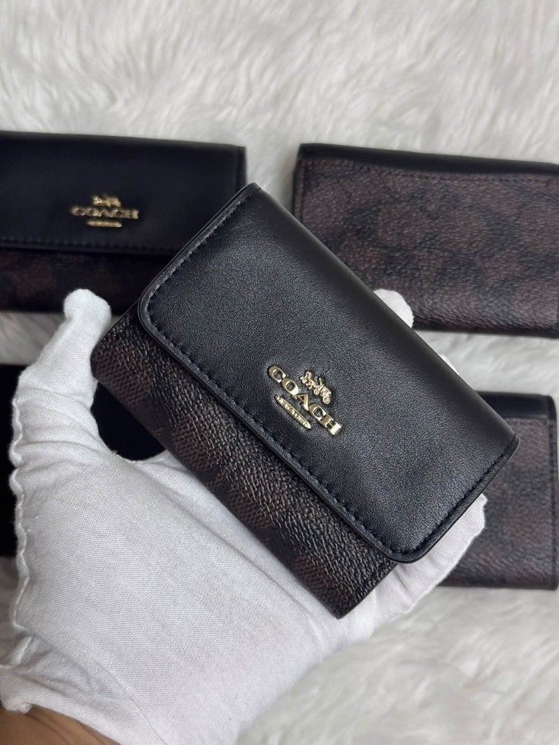 Coach essential flap card case (Category: Wallets & Card holders) located in Sallapadan. Submitted by a1bazaarolshop (Listing ID 1466479695, Image 2). Description: Coach Essential Flap Card Case pinas onhand Inclusion carecard Guaranteed original and new 3,999 only (full payment) Product detais Measurements Length: 4.25” Height: 3.25” Width: 0.75” Materials Signature conted canvas / Refined calf leather Features Outside open pocket Inside zip coi