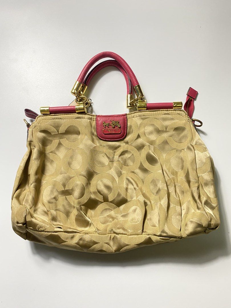 Coach Hand Bag (Category: Shoulder Bags) located in Tacloban City. Submitted by kanye_east1 (Listing ID 1466495823, Image 1). Description: Details Issue Minor Flaws Missing Lace.
