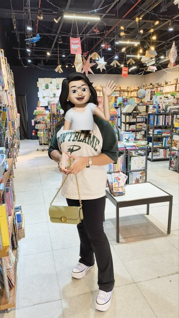 Coach Idol 23 bag (Category: Luxury Bags & Wallets) located in Manila. Submitted by kimmmmy_ (Listing ID 1466550485, Image 3). Description: - Brand: Coach - Model: Idol 23 Bag - Color: Olive Green - Hardware: Gold-tone 'C' clasp - Style: Shoulder bag / handbag with top handle - Condition: Well-maintained and gently used (layered condition 7) - Meetup locations: SM Megamall, Guevent Pickle Club, Robinsons Supermarket California Gardens Mandaluyong