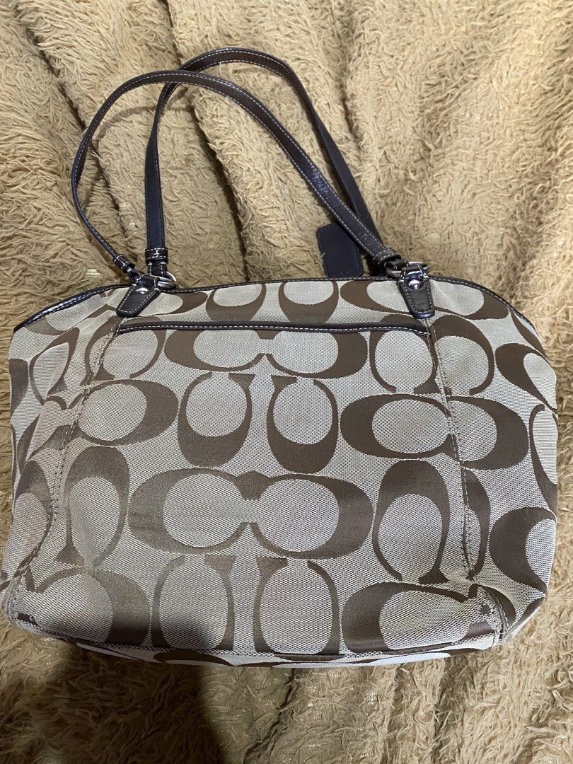 Coach Leah Tote (Category: Luxury Bags & Wallets) located in Bocaue. Submitted by marinamae51145 (Listing ID 1466559012, Image 3). Description: -with signs of use on corners -see all pic.