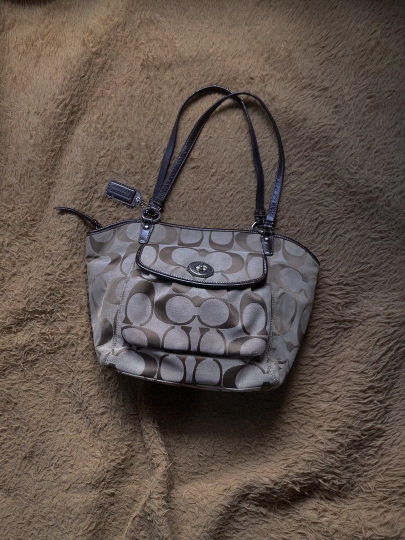 Coach Leah Tote (Category: Luxury Bags & Wallets) located in Bocaue. Submitted by marinamae51145 (Listing ID 1466559012, Image 1). Description: -with signs of use on corners -see all pic.