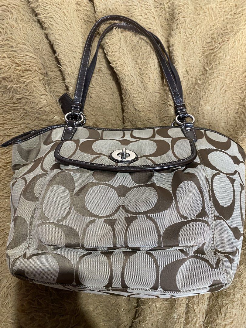 Coach Leah Tote (Category: Luxury Bags & Wallets) located in Bocaue. Submitted by marinamae51145 (Listing ID 1466559012, Image 2). Description: -with signs of use on corners -see all pic.