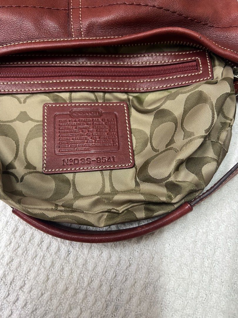 Coach Leather Mini Soho 9541 (Category: Luxury Bags & Wallets) located in Makati City. Submitted by heyitscess (Listing ID 1466466347, Image 3). Description: Coach Leather Mini Soho 9541 Condition: 8.5/10 • no rubs • intact rubber lining • scratches on hardware • small size Price: ₱5,499 + sf Vintage/preloved item — signs of use and flaws may be present. Please review all photos carefully before purchasing. Colors may vary slightly due to lightin