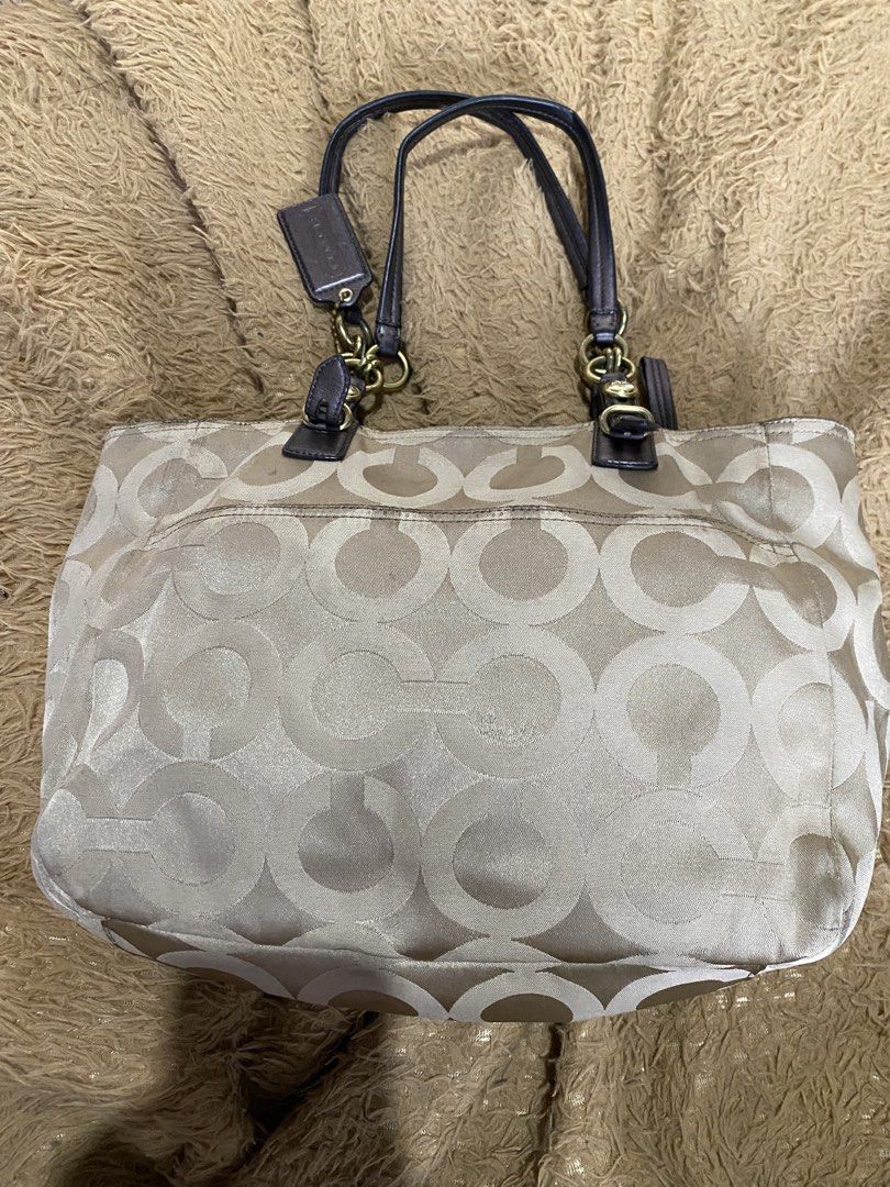 Coach Madison Tote (Category: Luxury Bags & Wallets) located in Bocaue. Submitted by marinamae51145 (Listing ID 1466559015, Image 3). Description: -no rubs -signs of use on hardware .