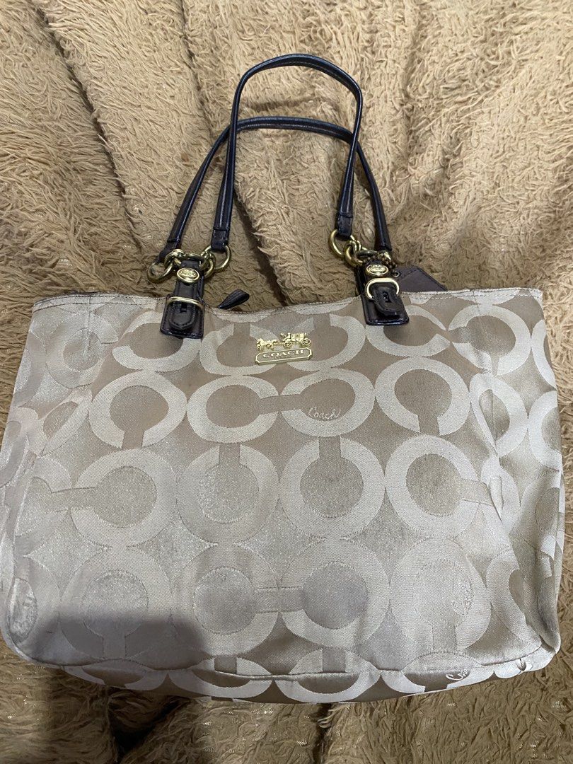 Coach Madison Tote (Category: Luxury Bags & Wallets) located in Bocaue. Submitted by marinamae51145 (Listing ID 1466559015, Image 2). Description: -no rubs -signs of use on hardware .
