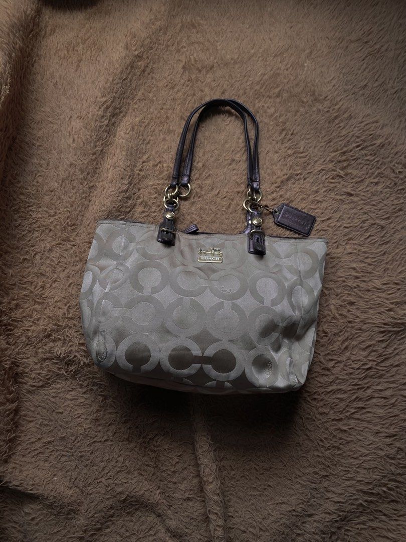 Coach Madison Tote (Category: Luxury Bags & Wallets) located in Bocaue. Submitted by marinamae51145 (Listing ID 1466559015, Image 1). Description: -no rubs -signs of use on hardware .