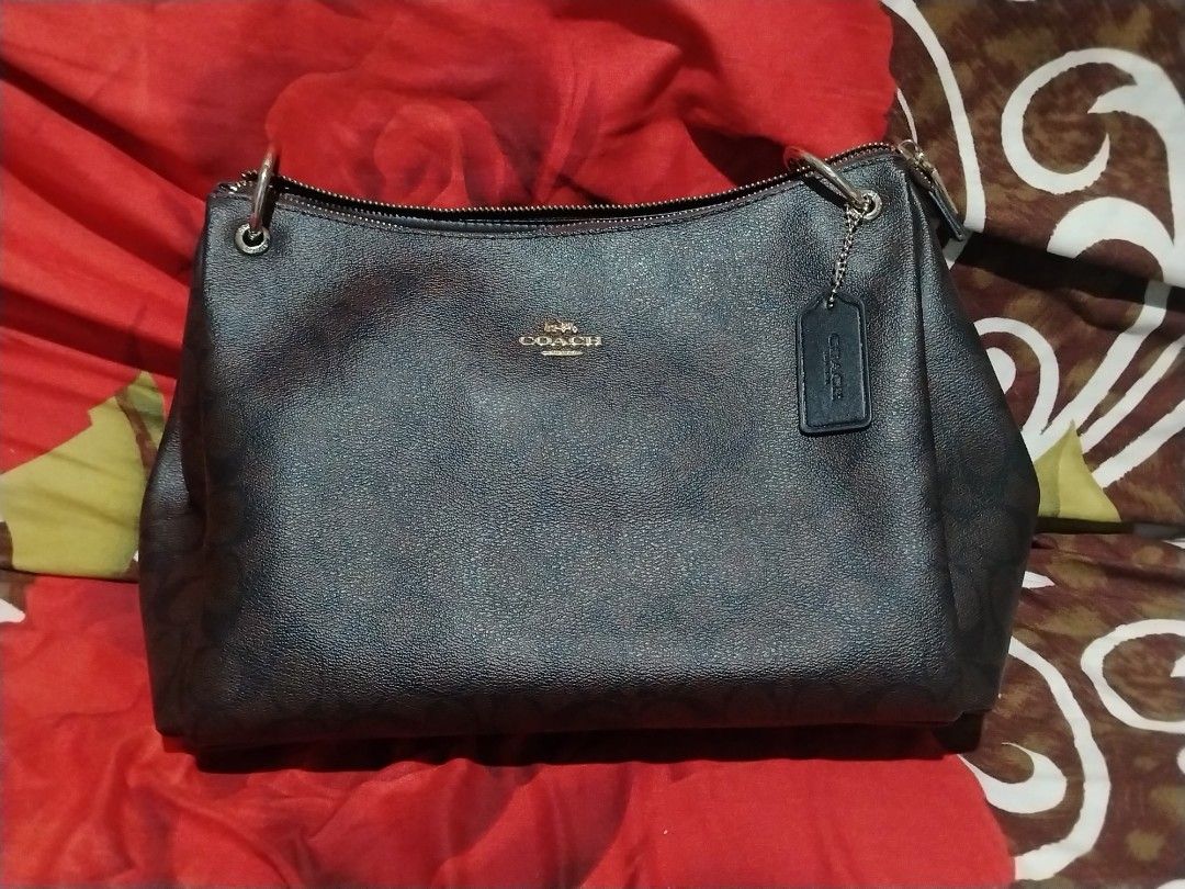 Coach Mia Shoulder Bag (Category: Luxury Bags & Wallets) located in Bacoor. Submitted by sally_cars1 (Listing ID 1466456064, Image 1). Description: Replica of the Coach Mia Sling bag, Just bought it earlier at my school store and may sira sa zipper so Im selling it, thats the only issue of it. Inside and out none, walang wear and tear!😋💖🌟 Perfect for the peoples who want to have a named bag in a low cost! Ofcourse pwede pong tumawad as long as