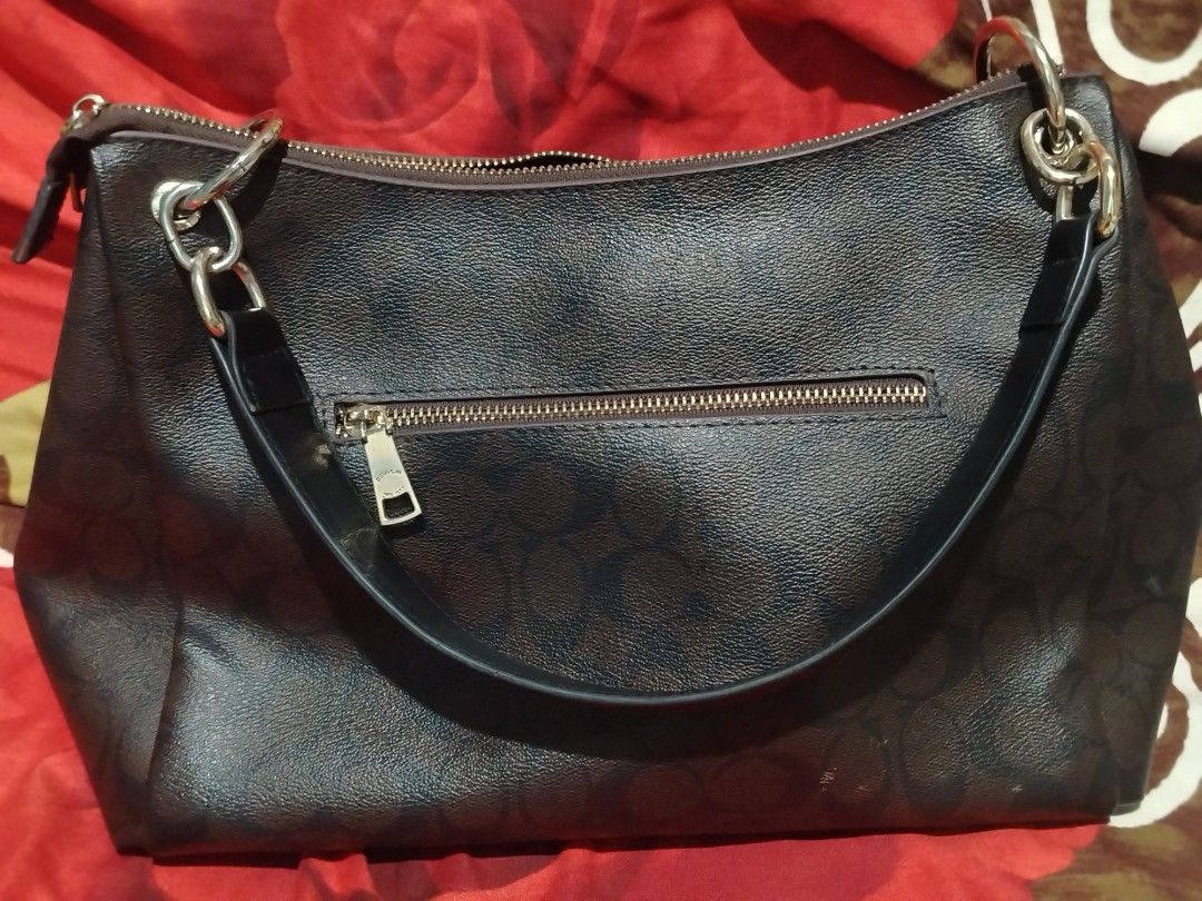 Coach Mia Shoulder Bag (Category: Luxury Bags & Wallets) located in Bacoor. Submitted by sally_cars1 (Listing ID 1466456064, Image 2). Description: Replica of the Coach Mia Sling bag, Just bought it earlier at my school store and may sira sa zipper so Im selling it, thats the only issue of it. Inside and out none, walang wear and tear!😋💖🌟 Perfect for the peoples who want to have a named bag in a low cost! Ofcourse pwede pong tumawad as long as