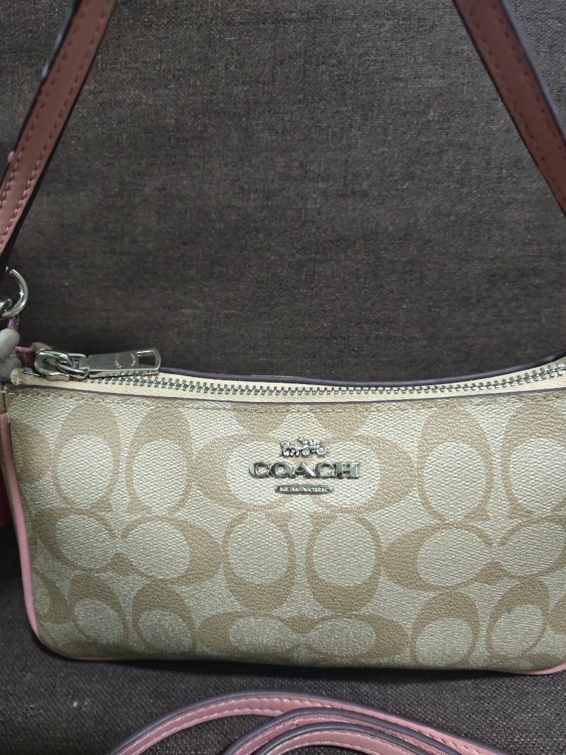Coach mini kili/sling bag (Category: Luxury Bags & Wallets) located in Pili. Submitted by zaneombao03491 (Listing ID 1466385201, Image 2). Description: .