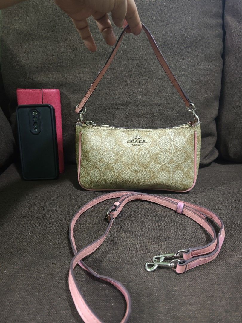 Coach mini kili/sling bag (Category: Luxury Bags & Wallets) located in Pili. Submitted by zaneombao03491 (Listing ID 1466385201, Image 1). Description: .