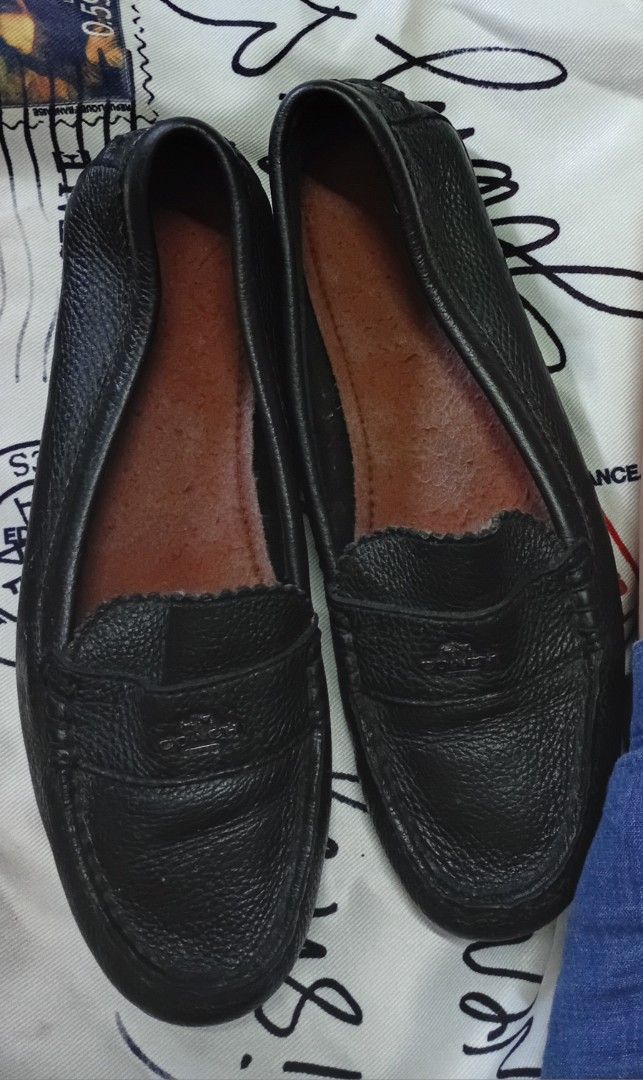 COACH Odette Leather Lloafers (Category: Sneakers & Footwear) located in Manila. Submitted by kieerrrand52852 (Listing ID 1466437938, Image 3). Description: PRELOVED Lightly Used WellUsed Authentic COACH ODETTE BLACK LEATHER LOAFERS /SLIP ON FLATS Size 38 24-24.5 CM - Color: Black with brown interior lining - Material: Soft textured leather upper, flat rubber soles - Design: Slip-on style, classic penny keeper strap, debossed Coach logo on the fr