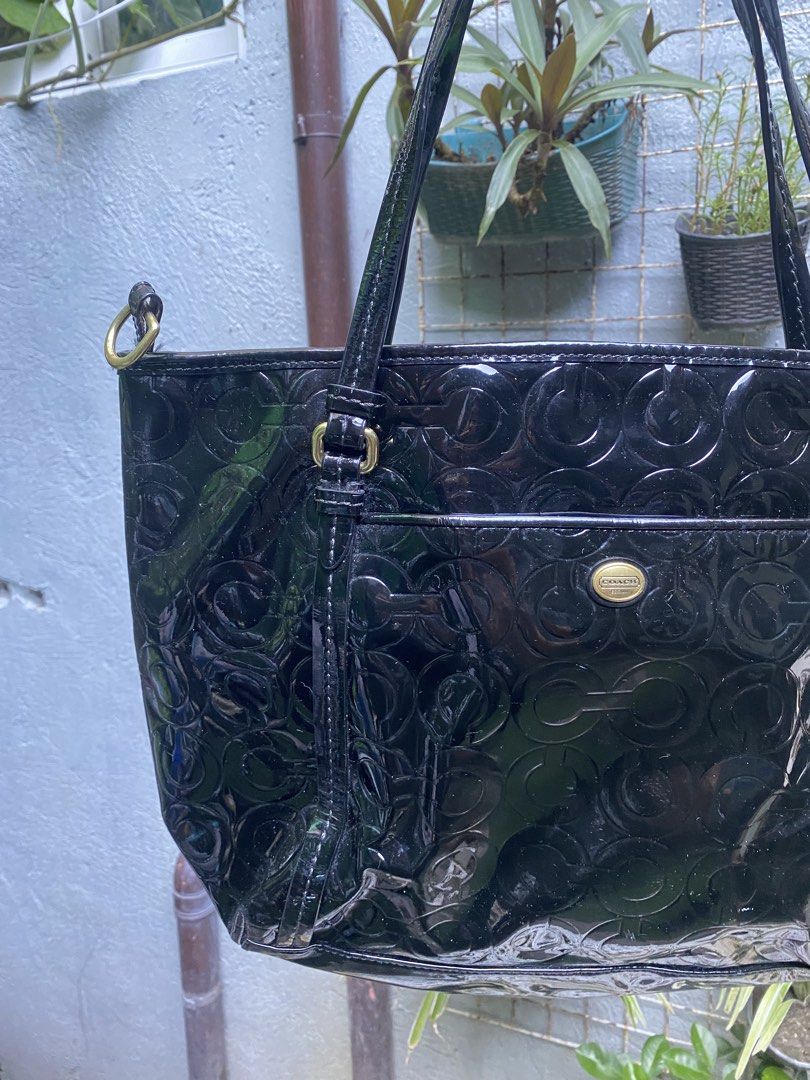 Coach peyton black leather. (Category: Shoulder Bags) located in Angeles City. Submitted by reyhermano07 (Listing ID 1466514861, Image 2). Description: Coach peyton black leather. Size. Large Good condition No Issue.