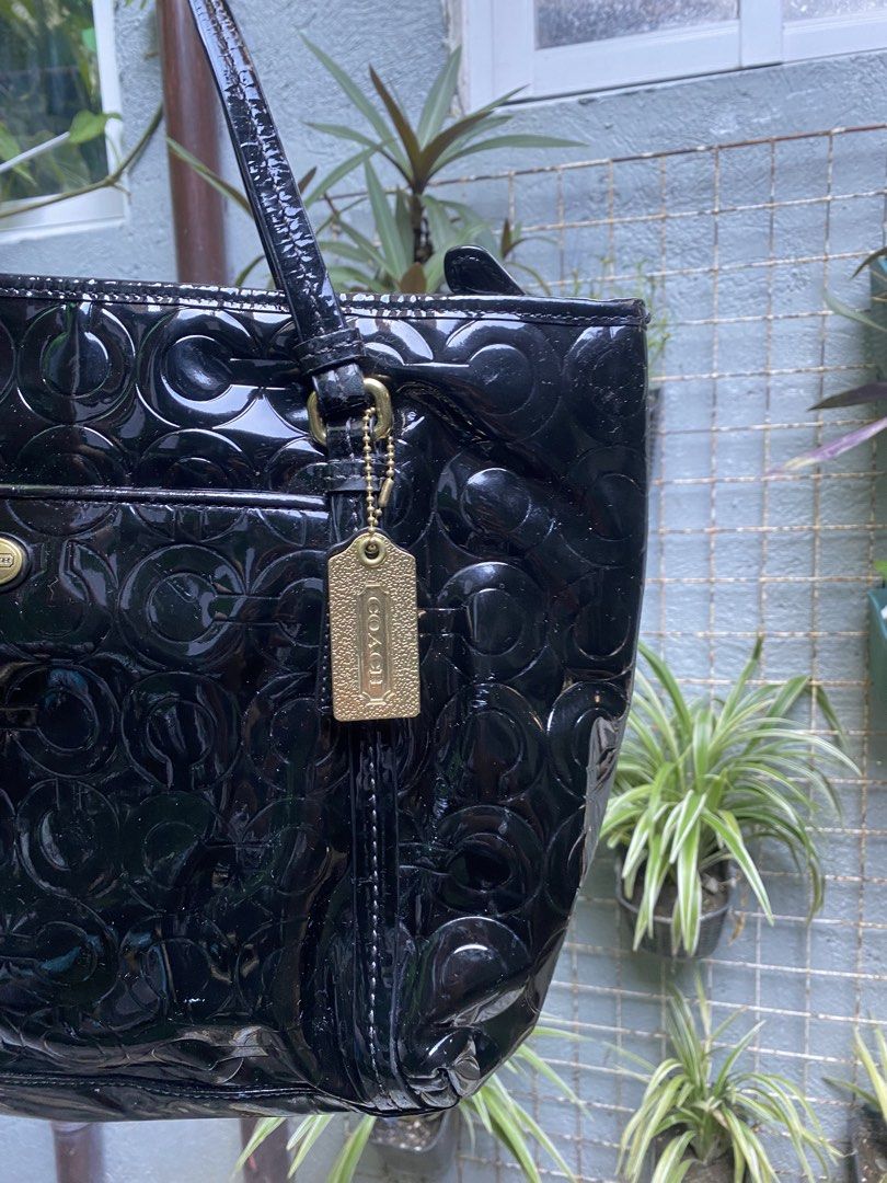 Coach peyton black leather. (Category: Shoulder Bags) located in Angeles City. Submitted by reyhermano07 (Listing ID 1466514861, Image 3). Description: Coach peyton black leather. Size. Large Good condition No Issue.