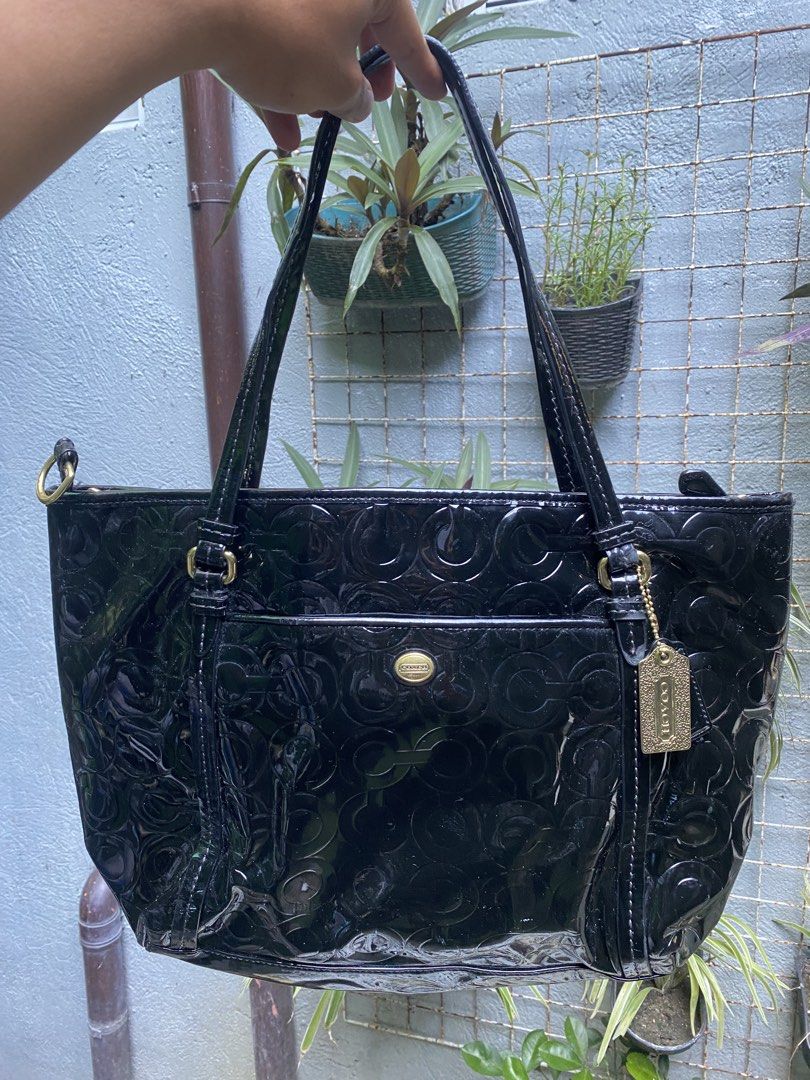Coach peyton black leather. (Category: Shoulder Bags) located in Angeles City. Submitted by reyhermano07 (Listing ID 1466514861, Image 1). Description: Coach peyton black leather. Size. Large Good condition No Issue.