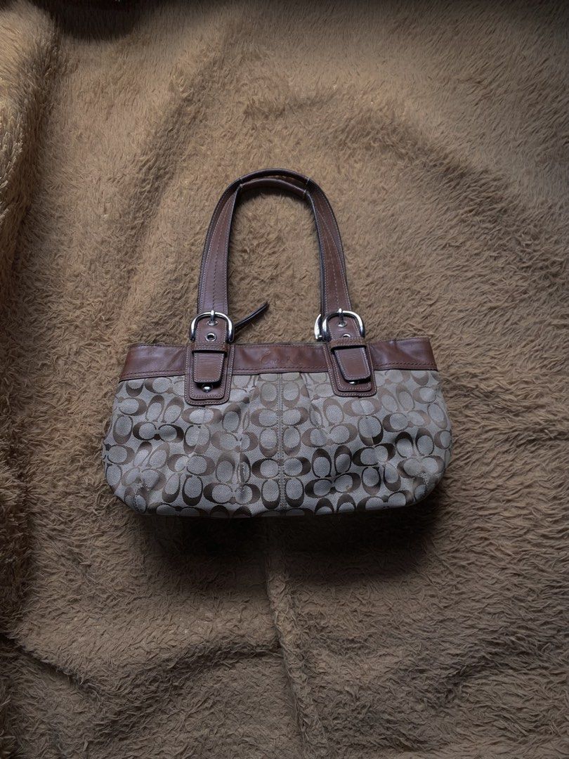 Coach Pleated Tote (Category: Luxury Bags & Wallets) located in Bocaue. Submitted by marinamae51145 (Listing ID 1466558937, Image 1). Description: -with rubs -see all pics.