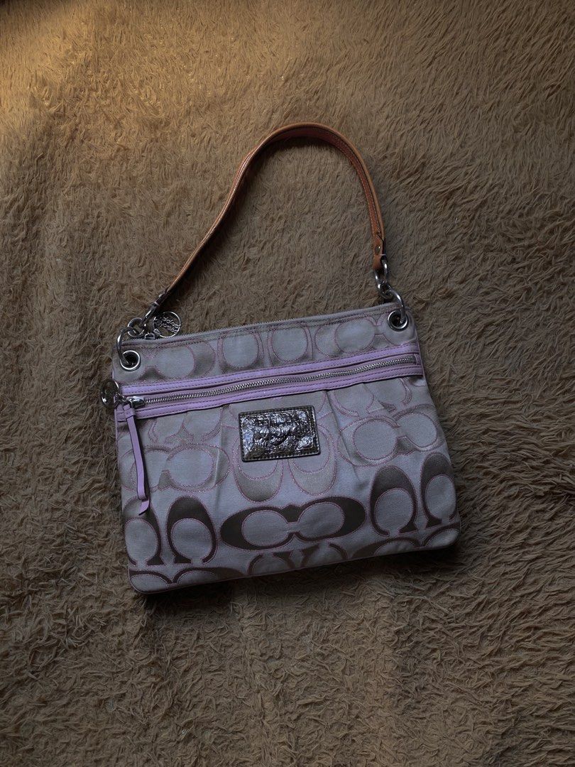 Coach Poppy (Category: Luxury Bags & Wallets) located in Bocaue. Submitted by marinamae51145 (Listing ID 1466558928, Image 1). Description: -see all pics -no rubs -with stain.