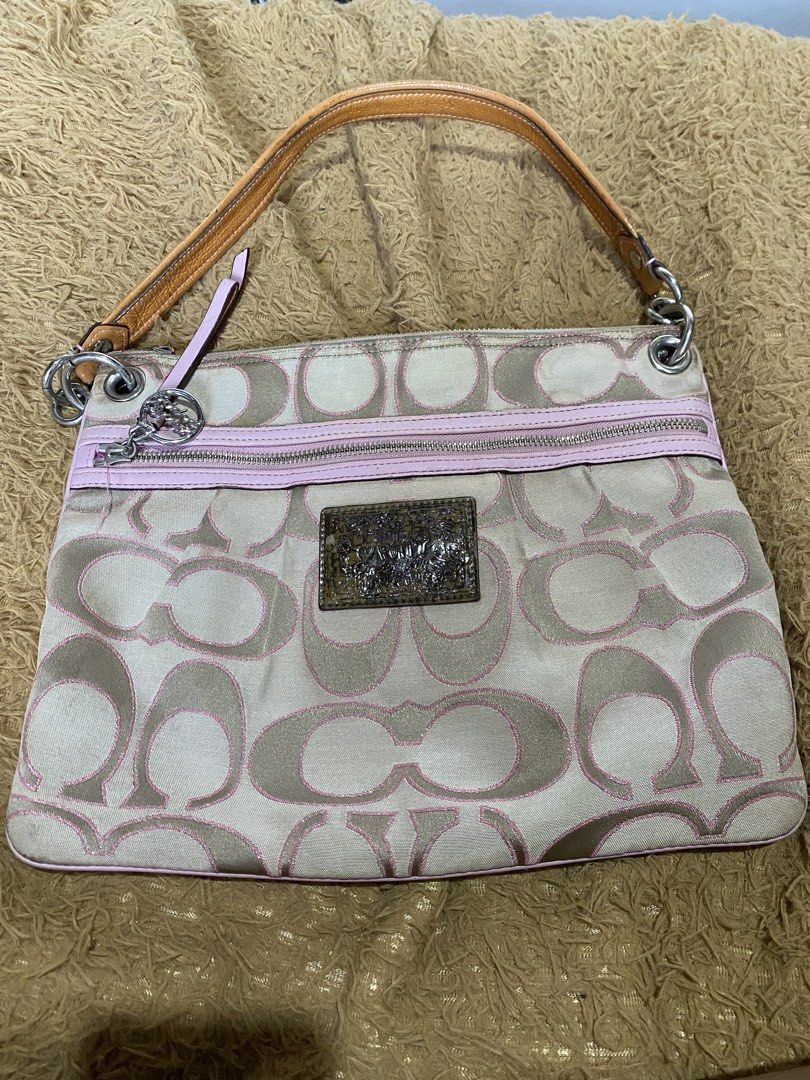 Coach Poppy (Category: Luxury Bags & Wallets) located in Bocaue. Submitted by marinamae51145 (Listing ID 1466558928, Image 2). Description: -see all pics -no rubs -with stain.