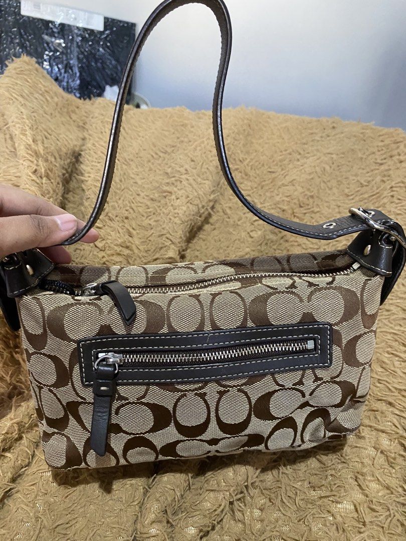 Coach Signature Kili (Category: Luxury Bags & Wallets) located in Bocaue. Submitted by marinamae51145 (Listing ID 1466559008, Image 3). Description: -no rubs -with signs of use on leather -in good condition .
