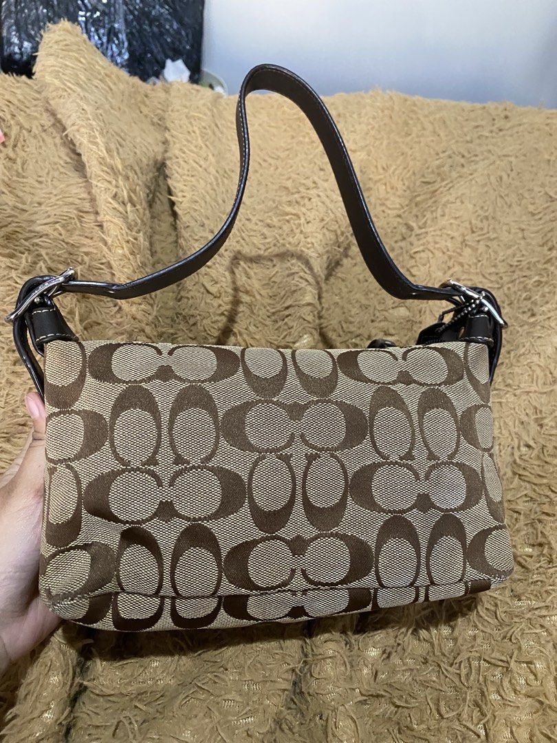 Coach Signature Kili (Category: Luxury Bags & Wallets) located in Bocaue. Submitted by marinamae51145 (Listing ID 1466559008, Image 2). Description: -no rubs -with signs of use on leather -in good condition .