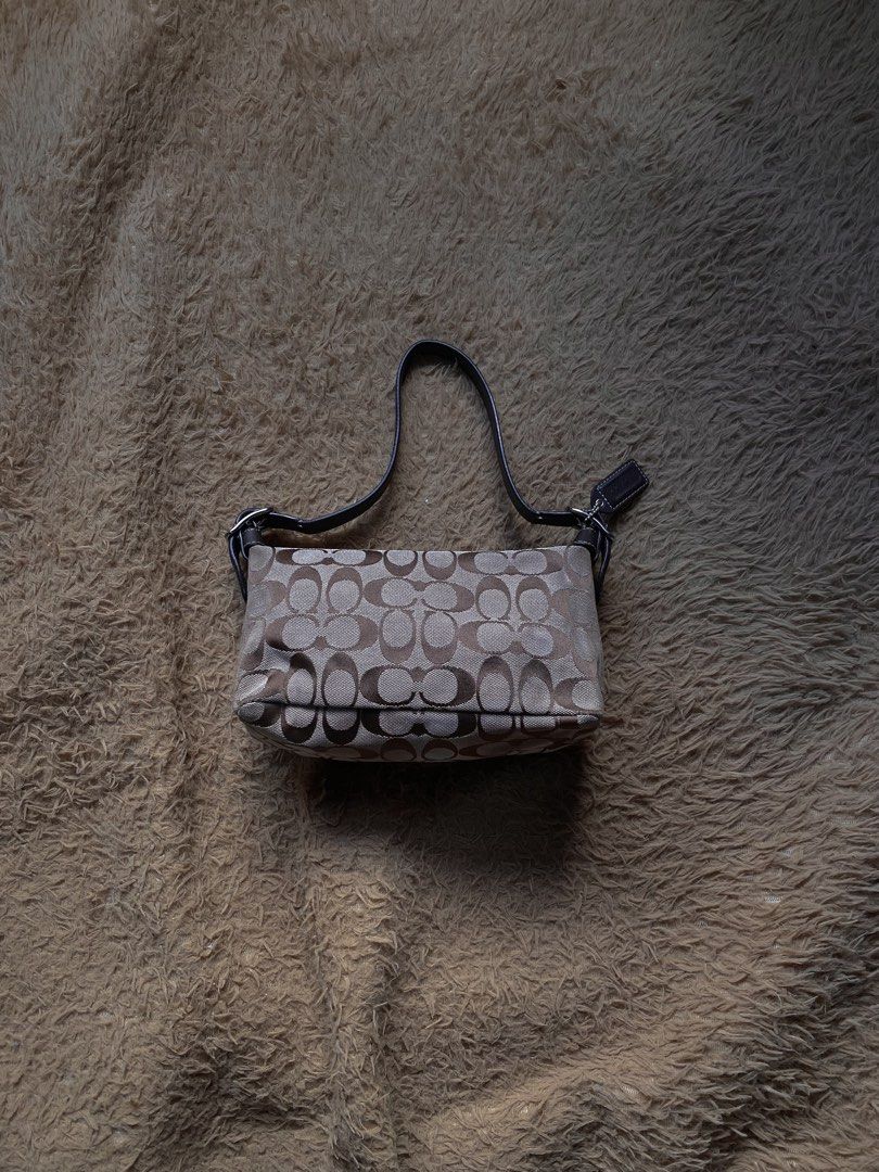Coach Signature Kili (Category: Luxury Bags & Wallets) located in Bocaue. Submitted by marinamae51145 (Listing ID 1466559008, Image 1). Description: -no rubs -with signs of use on leather -in good condition .